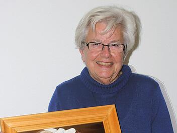 Inge Kirch gleich zweimal: dieses Selbstportrait, das sie im Alter von sieben Jahren zeigt, malte die Künstlerin mit 13 Jahren. Im Erzählcafé des Seniorenzentrums Sankt Elisabeth erzählte sie aus ihrem Leben. Foto: Dieter Britz