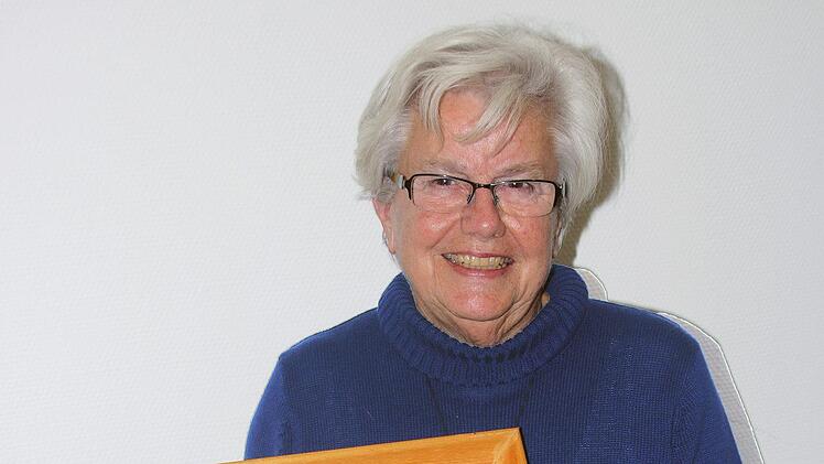 Inge Kirch gleich zweimal: dieses Selbstportrait, das sie im Alter von sieben Jahren zeigt, malte die Künstlerin mit 13 Jahren. Im Erzählcafé des Seniorenzentrums Sankt Elisabeth erzählte sie aus ihrem Leben. Foto: Dieter Britz