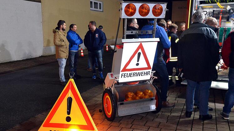 Die Freiwillige Feuerwehr Oerlenbach bekam ein neues Fahrzeug - ein HLF 20, ein Hilfeleistungslöschfahrzeug, das sowohl bei Bränden, wie auch zur Technischen Hilfleistung eingestzt werden kann. Peter Rauch