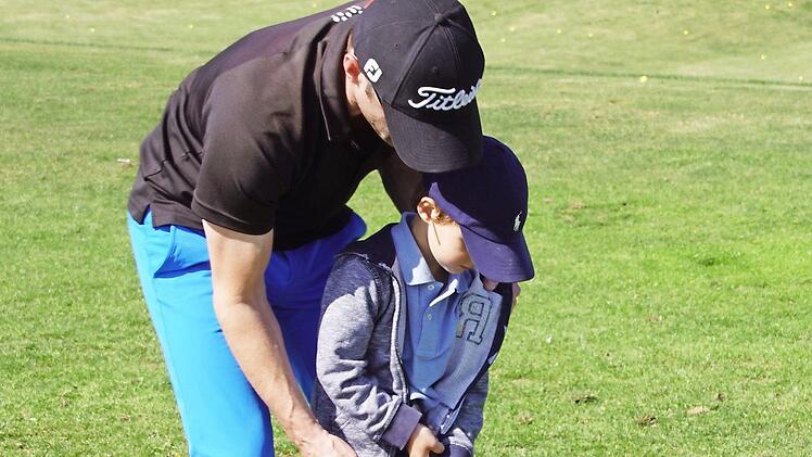 Auch der vierjährige Paul versuchte sich am Golfschläger und erwies sich als richtig talentiert.