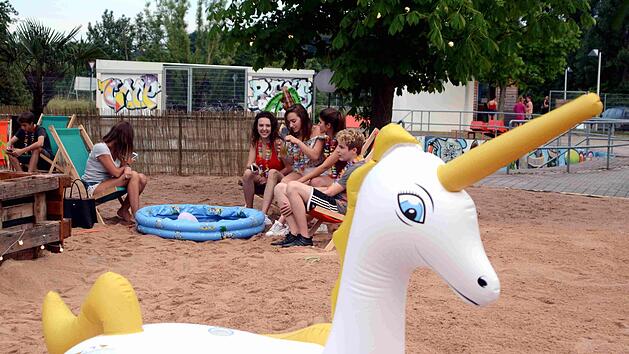 Ein aufblasbares Einhorn und ein Mini-Pool: Was braucht man mehr, um sich zu amüsieren? Foto: Richard Sänger