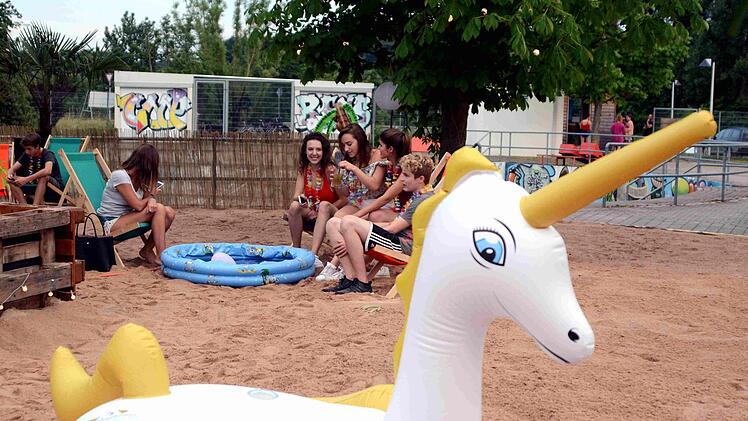 Ein aufblasbares Einhorn und ein Mini-Pool: Was braucht man mehr, um sich zu amüsieren? Foto: Richard Sänger