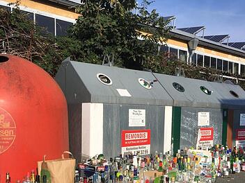 In dieser Woche sieht es vor den Glascontainern in der Industriestraße wieder aufgeräumter aus. Dieses Bild entstand vergangene Woche. Foto: Stefan Wicklein