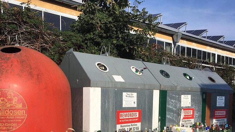 In dieser Woche sieht es vor den Glascontainern in der Industriestraße wieder aufgeräumter aus. Dieses Bild entstand vergangene Woche. Foto: Stefan Wicklein