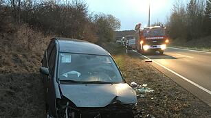 Zwei Personen nach Unfall im Begegnungsverkehr mittelschwer verletzt