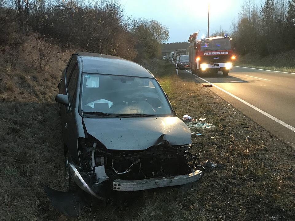 Zwei Personen nach Unfall im Begegnungsverkehr mittelschwer verletzt