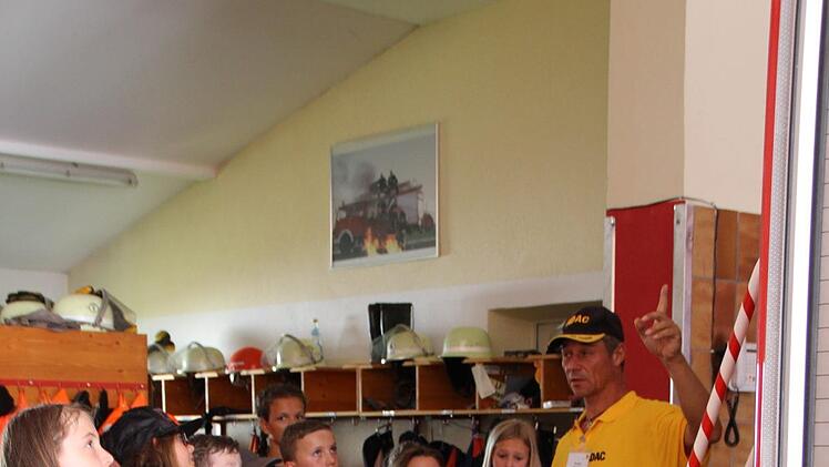 Andr&eacute; Helwig (rechts) erkl&auml;rt die Bereiche, in denen der Fahrer die Kinder nicht sehen kann. Foto: Mirjam Stumpf