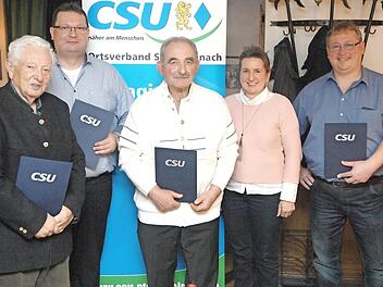F&uuml;r ihre Treue zur CSU wurden (mit Urkunden, von links) Otmar Fischer (50 Jahre), Klaus Witzgall (25), Manfred Kremer (40) und Bernd Kotschenreuther (25) geehrt. Mit im Bild stellvertretende CSU-Kreisvorsitzende Doris Leithner-Bisani (Zweite von rechts) Foto: privat