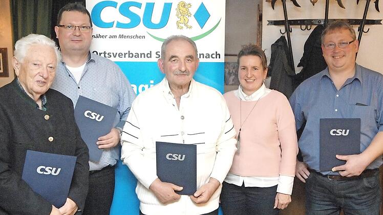 F&uuml;r ihre Treue zur CSU wurden (mit Urkunden, von links) Otmar Fischer (50 Jahre), Klaus Witzgall (25), Manfred Kremer (40) und Bernd Kotschenreuther (25) geehrt. Mit im Bild stellvertretende CSU-Kreisvorsitzende Doris Leithner-Bisani (Zweite von rechts) Foto: privat