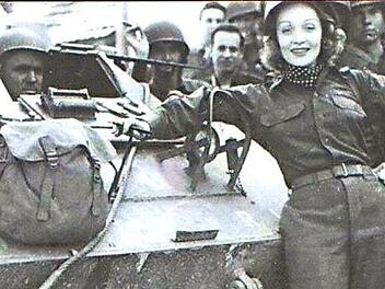 Im Tross der vorrückenden amerikanischen Truppen befand sich der Filmstar Marlene Dietrich. Die Künstlerin sollte den Soldaten "moralische Unterstützung" geben. Das Bild wurde vermutlich nahe Aidhausen aufgenommen, möglicherweise auch im benachbarten Gebiet der heutigen Kreise Schweinfurt oder Bad Kissingen.
