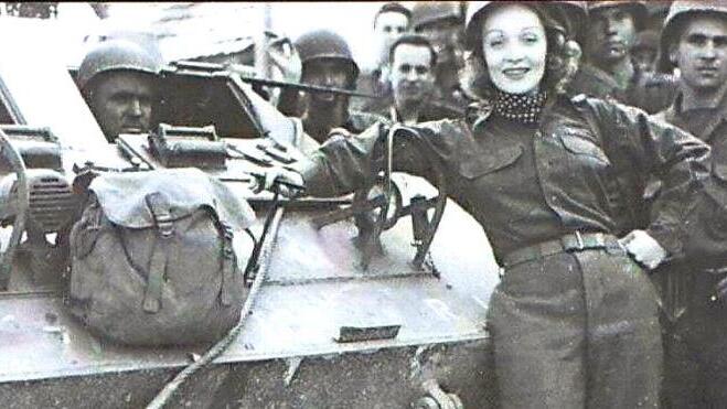 Im Tross der vorrückenden amerikanischen Truppen befand sich der Filmstar Marlene Dietrich. Die Künstlerin sollte den Soldaten "moralische Unterstützung" geben. Das Bild wurde vermutlich nahe Aidhausen aufgenommen, möglicherweise auch im benachbarten Gebiet der heutigen Kreise Schweinfurt oder Bad Kissingen.