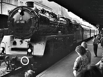 Der Dampfsonderzug mit der legendären Lokomotive 01 150 dampfte kraftvoll in den Kronacher Bahnhof ein. Foto: Gerd Fleischmann
