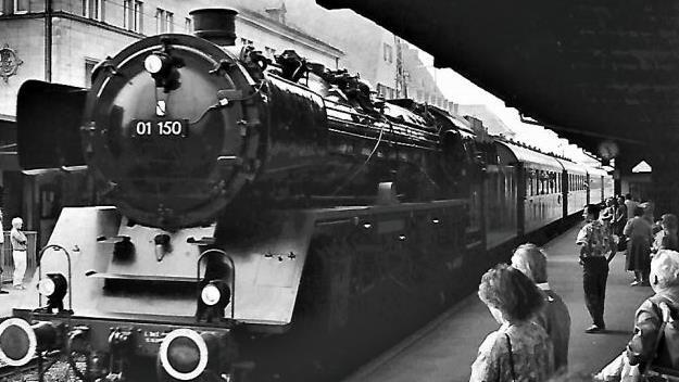 Der Dampfsonderzug mit der legendären Lokomotive 01 150 dampfte kraftvoll in den Kronacher Bahnhof ein. Foto: Gerd Fleischmann