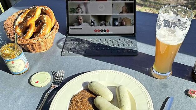 Jochen Heinzel richtete zum Neujahrempfang der SPD das bew&auml;hrte Wei&szlig;wurstfr&uuml;hst&uuml;ck f&uuml;r sich selbst im Garten aus.