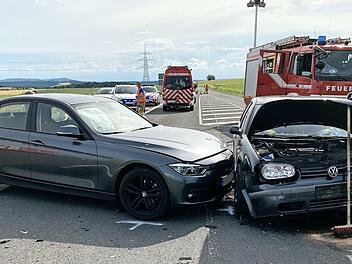 BMW und VW (des Unfallverursachers) waren auf der CO11 am Dienstagnachmittag frontal zusammengesto&szlig;en.