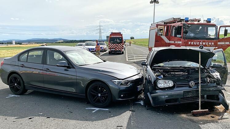 BMW und VW (des Unfallverursachers) waren auf der CO11 am Dienstagnachmittag frontal zusammengesto&szlig;en.