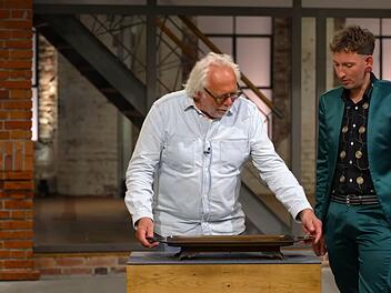 Als "Bares für Rares"-Händler Fabian Kahl (rechts) das massive Bronze-Tablett erblickte, hatte er nur eine Frage: "Wofür???".
