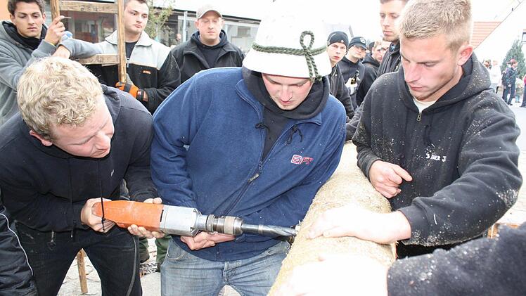 Mit vereinten Kräften verschlankten die Burschen die Fichte, bis... Foto: Werner