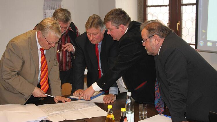 Alle wollen den Lärmschutz entlang der Bahnstrecke, noch kann er nicht gebaut werden. Der Vertreter der Deutschen Bahn, Franz Poschenrieder erklärt Bürgermeister Brückner, dem Bundestagsabgeordneten Burkert, dem Landtagsabgeordneten Halbleib und Bürgermeister Erich Hegwein die Streckenpläne. Foto: tom