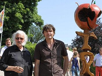 Der Gewinner des Holz-Art-Preises ist Urban Stark aus Belgien, hier zusammen mit Ingo Cesaro (links) vor seiner Skulptur "Apple". Fotos: Michael Wunder