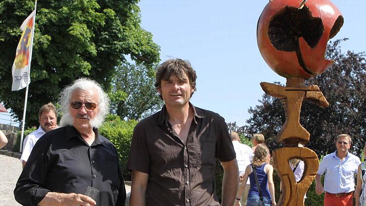 Der Gewinner des Holz-Art-Preises ist Urban Stark aus Belgien, hier zusammen mit Ingo Cesaro (links) vor seiner Skulptur "Apple". Fotos: Michael Wunder