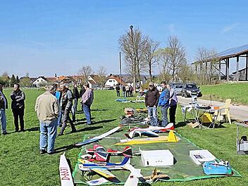 Der Gosberger Sportplatz war in Hand der Modellflug-Anhängern. Fotos: Galster