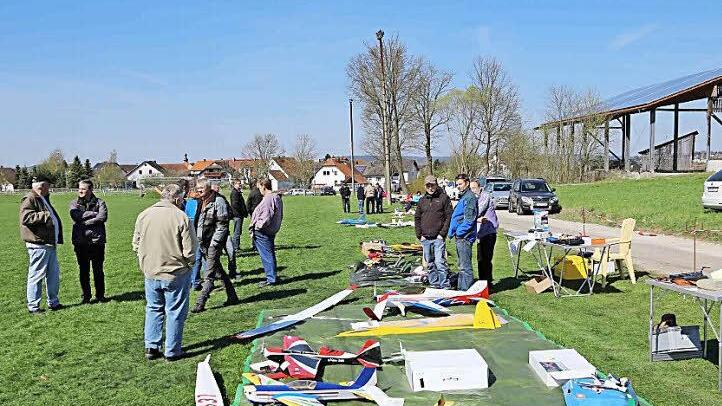 Der Gosberger Sportplatz war in Hand der Modellflug-Anhängern. Fotos: Galster