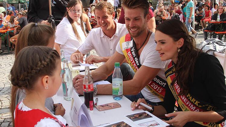 Bereitwillig schrieben "Miss Germany 2016" und "Mister Franken 2015" Christ Brückner für Jung und Alt Autogramme.