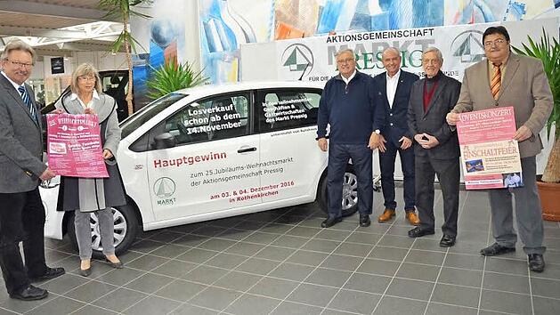 Der Vorstand der AG Markt Pressig freut sich beim diesj&auml;hrigen Jubil&auml;umsweihnachtsmarkt ein nagelneues Auto als Hauptpreis einer Tombola pr&auml;sentieren zu k&ouml;nnen. Foto: K.- H. Hofmann