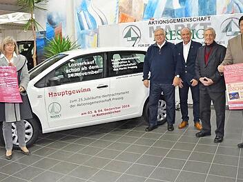 Der Vorstand der AG Markt Pressig freut sich beim diesjährigen Jubiläumsweihnachtsmarkt ein nagelneues Auto als Hauptpreis einer Tombola präsentieren zu können. Foto: K.- H. Hofmann