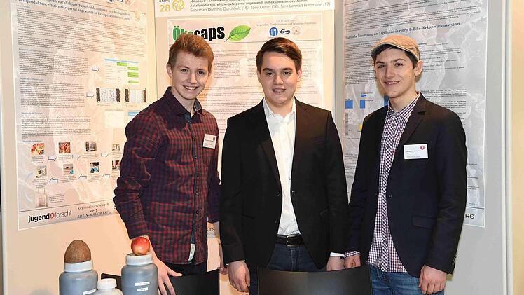 Tony Oehm (Mitte) hat gemeinsam mit seinen Freunden Tom Hinzmann aus Hamburg (links) und Bastian Durchholz (Frankfurt) den ersten Platz bei einem Physik-Forschungsprojekt zum Thema "Ökocaps" belegt. Die Preisverleihung fand vor kurzem im Senckenberg Museum in Frankfurt statt.  Foto: privat