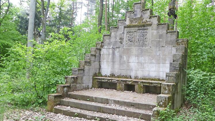 Der Minnesänger-Platz im Landschaftspark Bettenburg ist am 15. September die Bühne für ein Waldkonzert. Foto: Julia Wagner/Haßberge-Tourismus