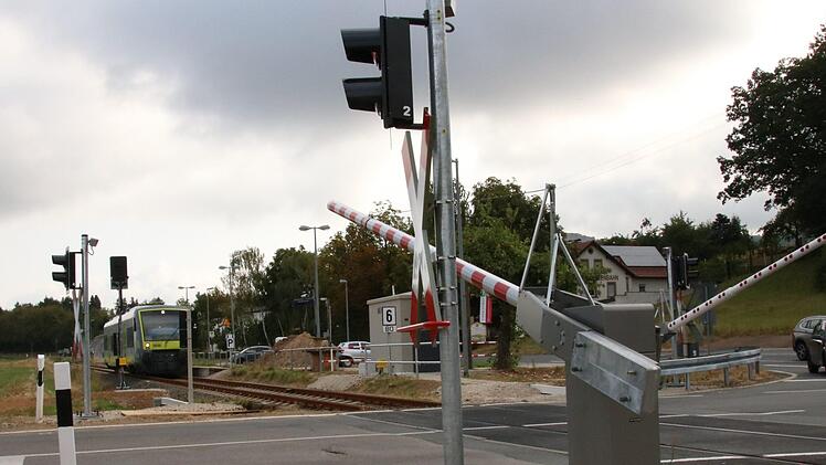 Schranken sichern jetzt den Bahnübergang Wiesenthau.  J. Hofbauer