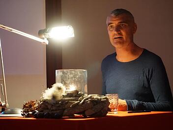 Der HR-Moderator und "Wetterforsch" Tim Frühling las in Bischofsheim  Geschichten aus und über die Rhön. Foto: Marion Eckert