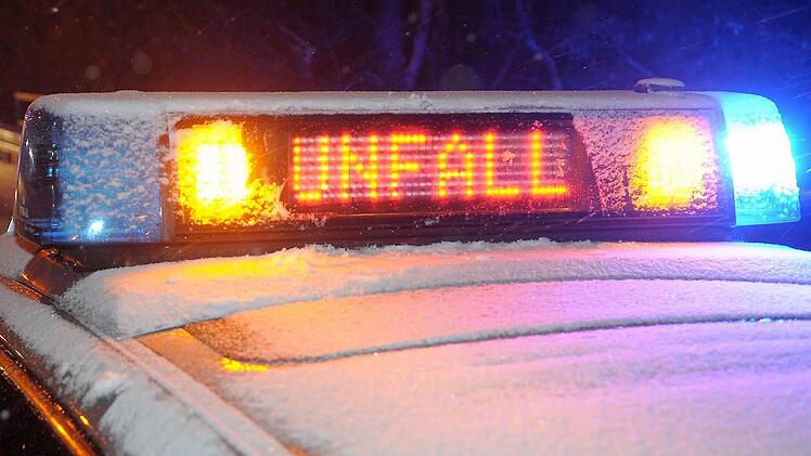 "Autofahrer schienen überfordert": Leicht angesäuert berichtet die Polizeiinspektion Pegnitz am Montag von etlichen Verkehrsunfällen in ihrem Einzugsgebiet. Dabei sei Schnee im Januar keine echte Überraschung - oder? Symbolfoto: Jürgen Mahnke dpa/lhe