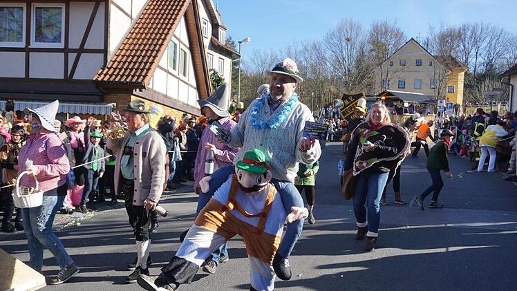 Lustige Verkleidungen gab es beim Faschingsumzug in Zeitlofs zu sehen.  Foto: Marion Eckert