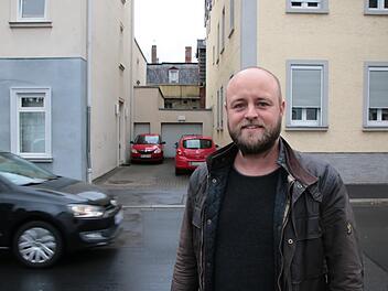 Investor Niko Rotschedl vor dem möglichen Durchgang von der Theresienstraße zum Marktplatz. Fotos: Ralf Ruppert