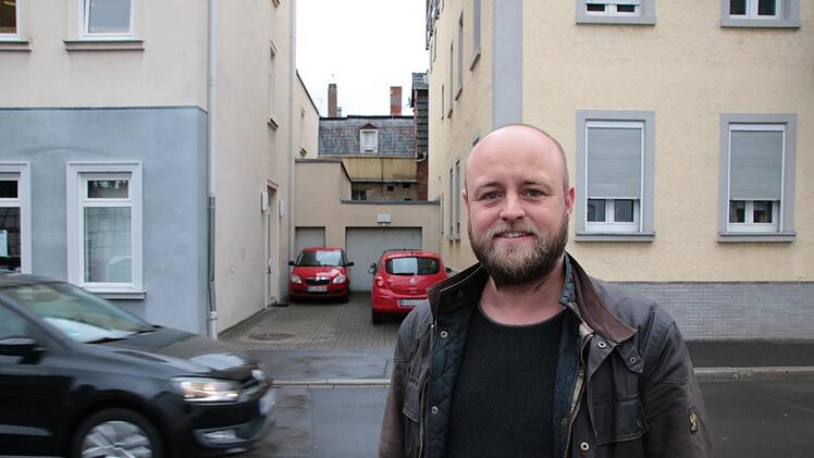 Investor Niko Rotschedl vor dem möglichen Durchgang von der Theresienstraße zum Marktplatz. Fotos: Ralf Ruppert