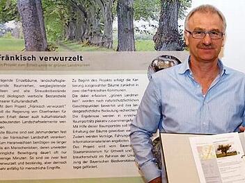 Stolz wurden in der Gemeinderatssitzung die "Baumporträts" präsentiert, die im Rahmen der Aktion "Fränkisch verwurzelt" erstellt worden waren (oben Gerhard Bergner von der Regierung von Oberfranken, unten Gruppenbild mit dem Bürgermeister). Fotos: Johannes Michel