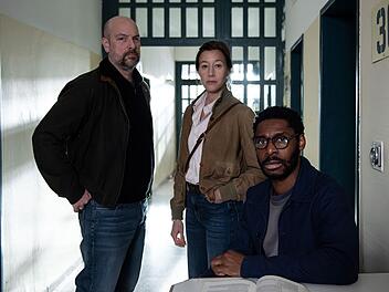 Im "Polizeiruf 110: Ablass" ermitteln Kommissar Dennis Eden (Stephan Zinner, links) und Kommissarin Cris Blohm (Johanna Wokalek) unter anderem in einem T&ouml;tungsfall, f&uuml;r den L&eacute;on Kamara (Yoli Fuller) schon vor Jahren ins Gef&auml;ngnis ging.