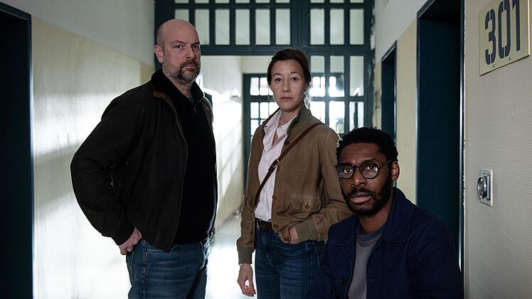 Im "Polizeiruf 110: Ablass" ermitteln Kommissar Dennis Eden (Stephan Zinner, links) und Kommissarin Cris Blohm (Johanna Wokalek) unter anderem in einem T&ouml;tungsfall, f&uuml;r den L&eacute;on Kamara (Yoli Fuller) schon vor Jahren ins Gef&auml;ngnis ging.