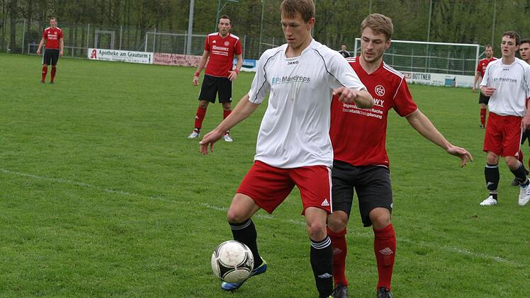 Josef Weiß (vorne, weißes Trikot) war mit 13 Treffern erfolgreichster Eberner Torschütze in der abgelaufenen Bezirksliga-Saison.