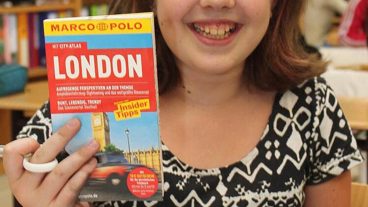Amelie Festag aus der Klasse 6a bereitet in der Nachmittags-Arbeitsstunde für ihr Englisch-Projekt eine Dokumentation über London vor. Alles Schriftlichein der Schule erledigen zu können, findet sie prima.