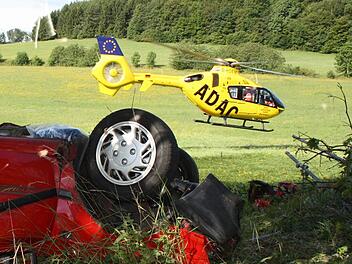 Rettungshubschrauber werden nicht nur angefordert, um - wie hier nach einem Unfall bei Schondra - Patienten zu transportieren, sondern auch, um bei Bedarf Notärzte zum Einsatz zu fliegen. Foto: Archiv/Ruppert