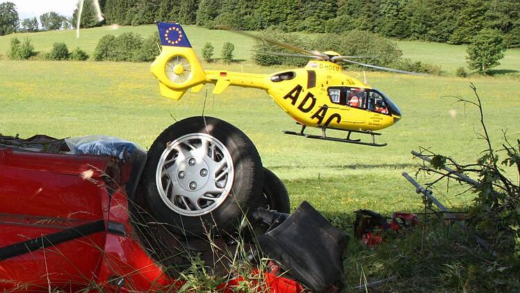 Rettungshubschrauber werden nicht nur angefordert, um - wie hier nach einem Unfall bei Schondra - Patienten zu transportieren, sondern auch, um bei Bedarf Notärzte zum Einsatz zu fliegen. Foto: Archiv/Ruppert