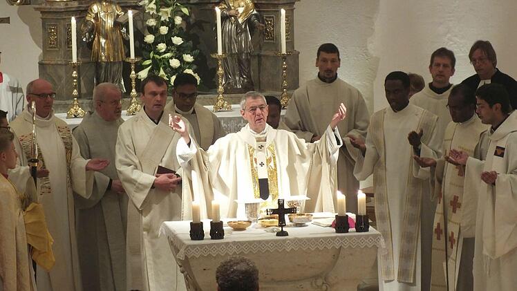 Erzbischof Ludwig Schick feierte mit der Unterstützung zahlreicher Geistlicher den Gottesdienst. Fotos: Manfred Welker