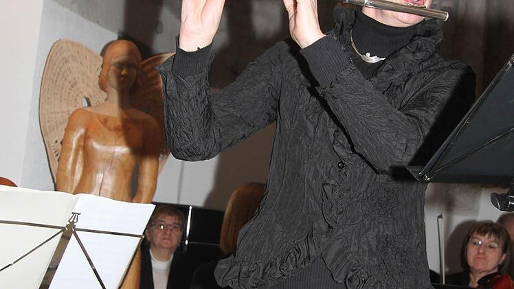 Sandra Küpferling intonierte mit dem Orchester Georg Philipp Telemanns anspruchsvolle Sonate F-Dur für Flöte und Streichorchester.