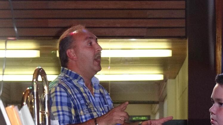 Bernd Schmidt ist es, der die Realschule Ebern die Noten im Takt hält: Er hat die Gesamtleitung des Sommerkonzertes der Realschule Ebern inne und gibt nicht nur den Einsatz für die Musiker, sondern verteilt auch ordentlich Lob. "Ich bin wirklich stolz auf euch", so sein Fazit nach dem Konzert.