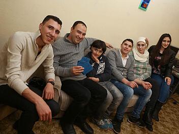 Noch wohnen sie in Weingartsgreuth. Im Januar ziehen sie nach Erlangen: (von links) Mahmod, Vater Ahmed, Hamza, Majed, Mutter Wafa und Salam. (Foto: Barbara Herbst)