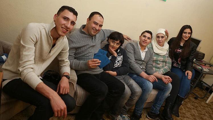 Noch wohnen sie in Weingartsgreuth. Im Januar ziehen sie nach Erlangen: (von links) Mahmod, Vater Ahmed, Hamza, Majed, Mutter Wafa und Salam. (Foto: Barbara Herbst)